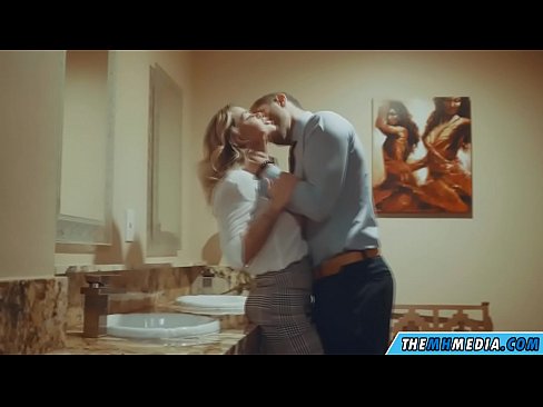 ❤️ Wakati blonde mwenye busty anakutongoza kwenye choo cha umma kwetu